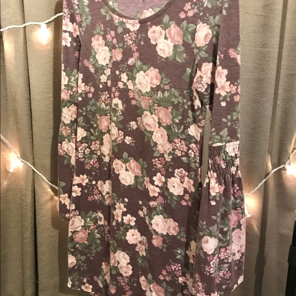 Bell-sleeve bodycon mini dress